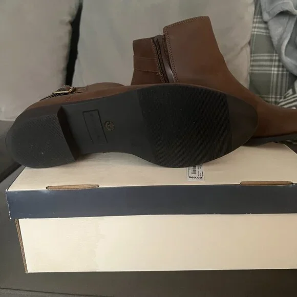 Women Ankle booties St John's Bay, color chocolate size 9. - Picture 2 of 4